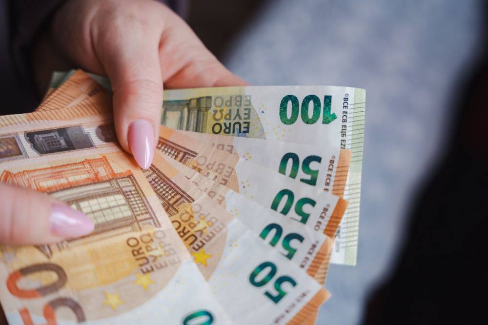 Kiszivárogtak a tettenérés felvételei a korrupció miatt őrizetbe vett, majd rosszul lett ügyvédnőről – videóval