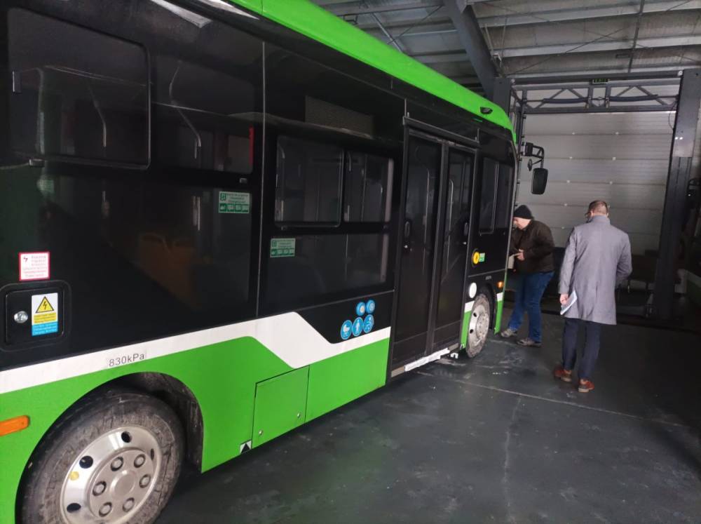 Közelebb a közszállítás újraindítása: megérkeztek az elektromos minibuszok Gyergyószentmiklósra