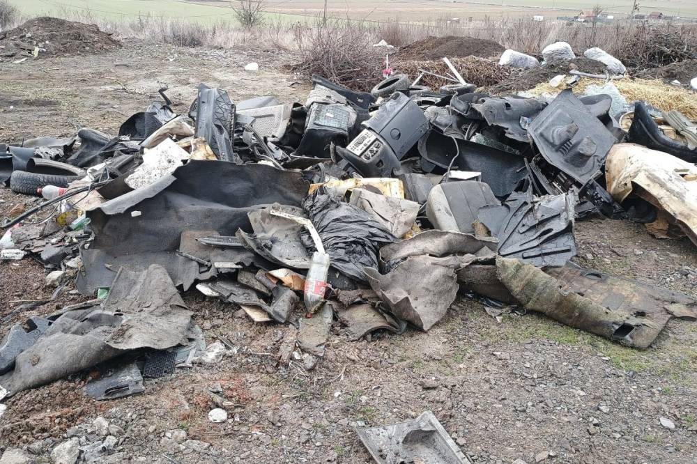 Autóbontásból származó szemetet ürítettek le, térfigyelő kamera buktatta le őket