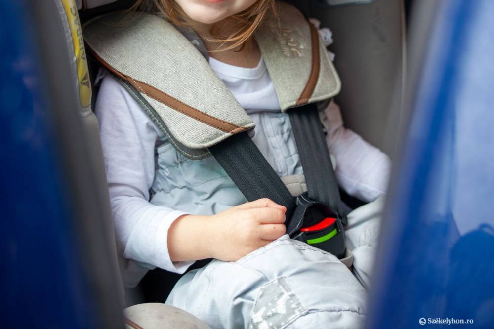 Amíg az apa letette a bölcsiben a gyereket, addig az autóban maradt másik fiúval ellopták a kocsit