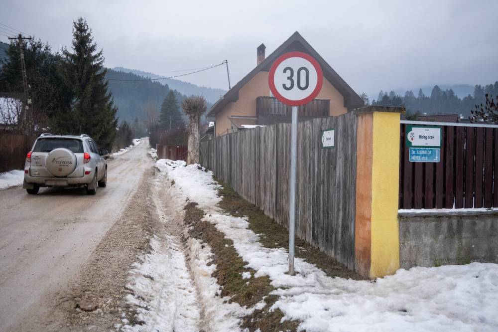 Meg kell küzdeni a kátyúkkal Szécsenyben és Csibában   