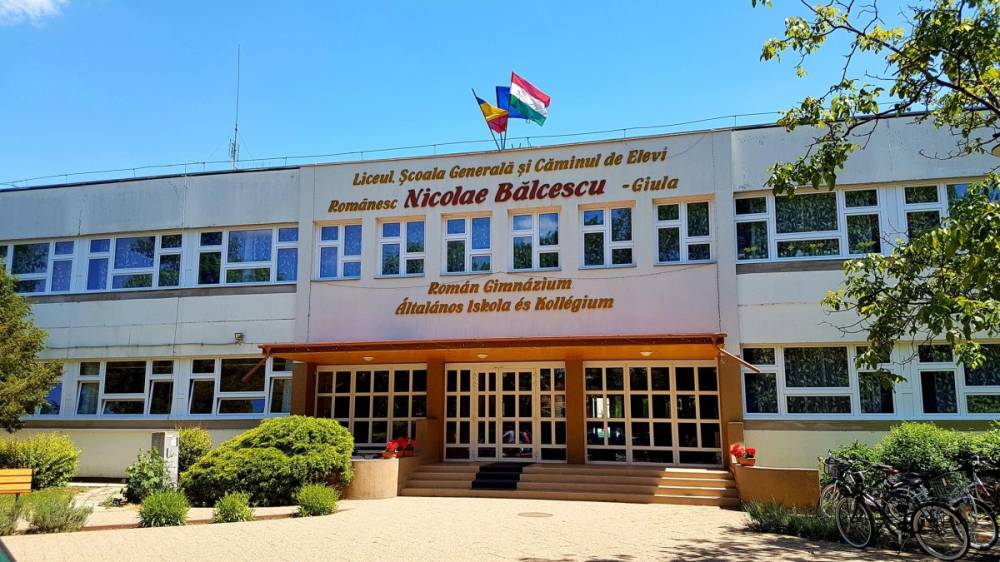 Magyar és román zászló együtt van jelen – Magyarországon ez a kormány szerint is természetes