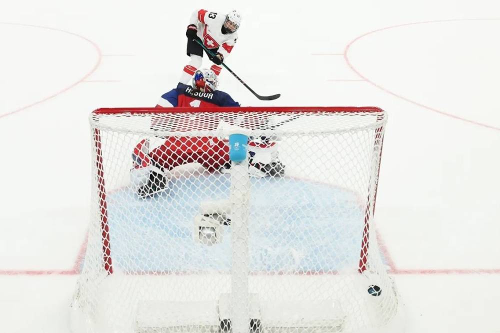 Szoros csaták a téli olimpia női jégkorongtornáján