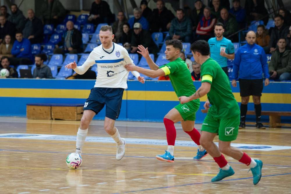 Mesterhármas a megyei futsalderbin, a címvédő jutott tovább