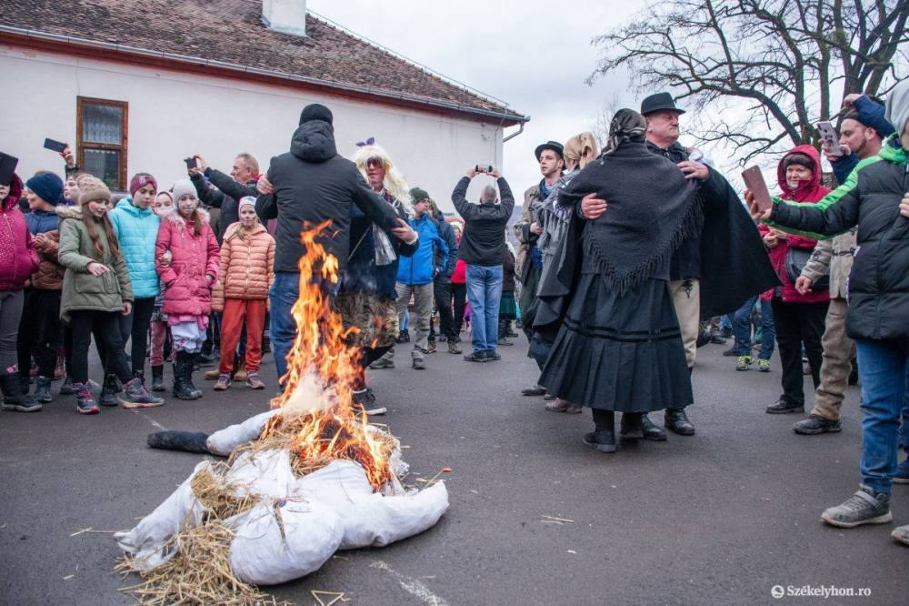 Maskarások, táncosok és zeneszó tölti meg Alsósófalva utcáit a Hargita Megyei Farsangbúcsúztatón