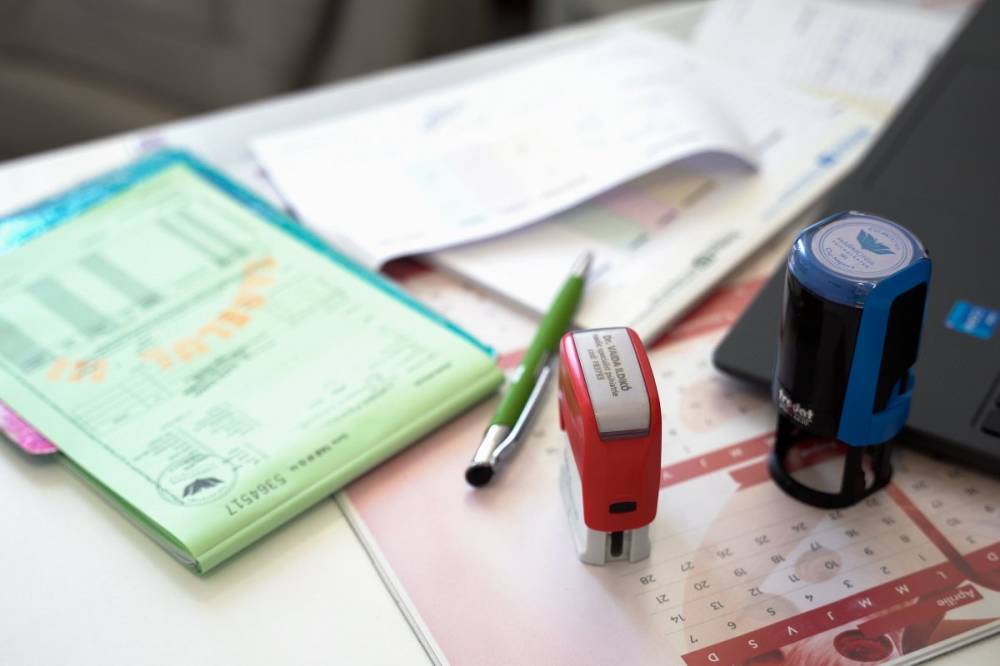 Kivitelezhetetlen tiltás vagy rendszerszintű reform? – Orvosok a fiatal medikusok kivándorlásáról