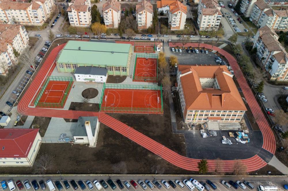 Rövidebb munkálati időre számítottak, mégis évekig elhúzódott az iskolaudvar felújítása