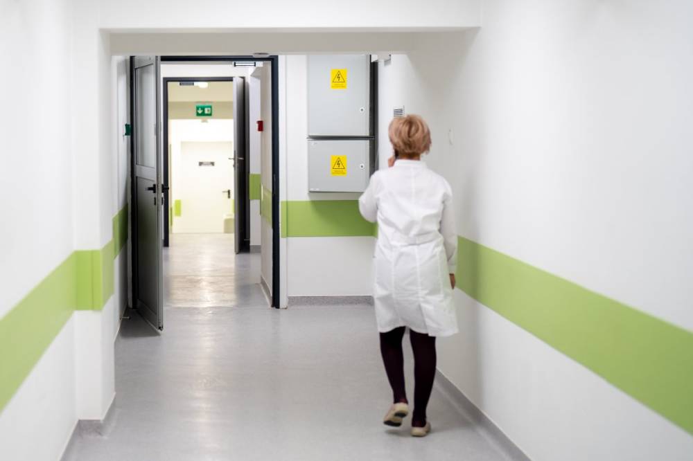 „Az orvoshiány a rosszul megszervezett egészségügyi rendszer tünete”. Orvostanhallgatók a röghöz kötés tervéről