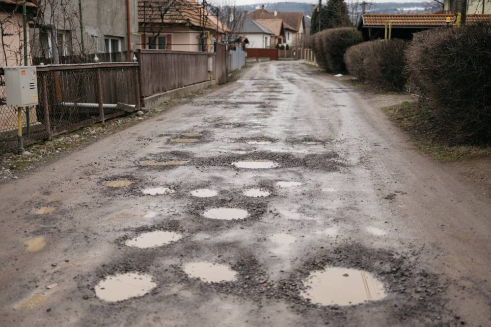 Hóolvadás után gödörleltár: nehéz helyzetben a székelyudvarhelyi utak