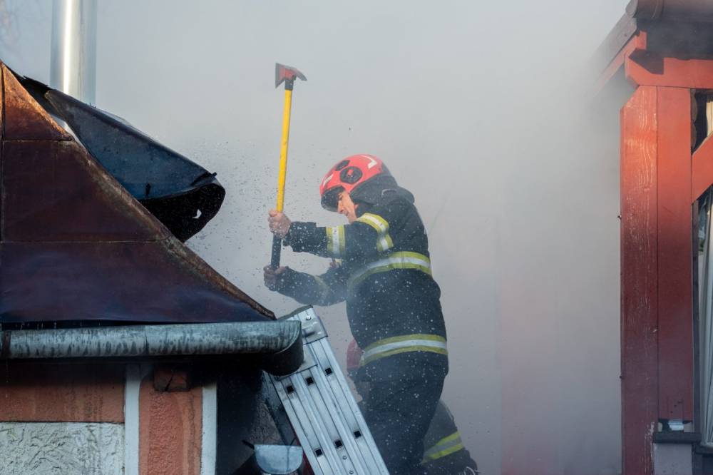Kézzel, vízzel, baltával – fotókon a Rózsa utcai tűzoltás