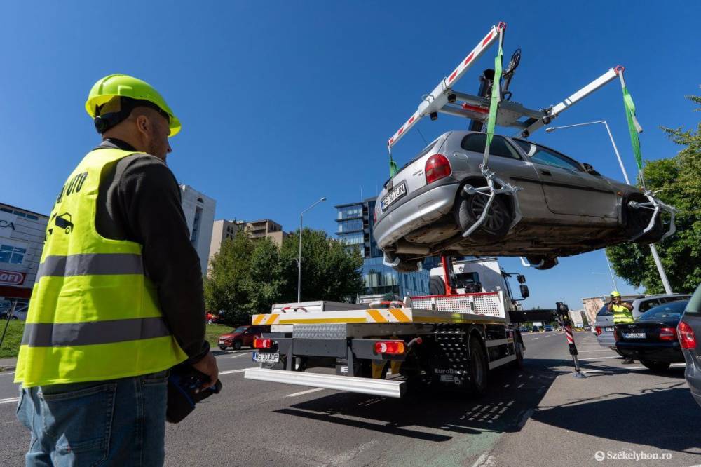 Továbbra sem vethető be Marosvásárhelyen a szabálytalanul parkoló járműveket elszállító autó