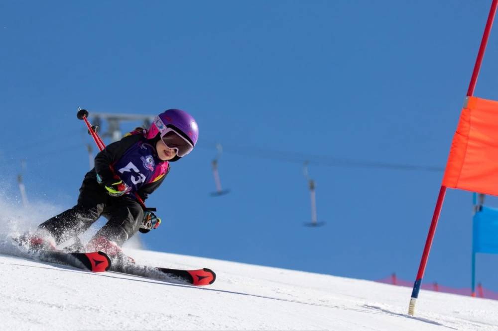 Felálltak a dobogóra a csíkszeredai fiatal sízők a Mini Román Kupában