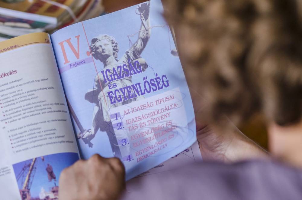 RMDSZ: elsőbbséget kapnak a magyar nyelven írt tankönyvek