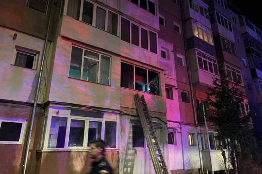 Ötven embert kellett evakuálni egy lakástűz miatt, egyikük újraélesztésre szorult