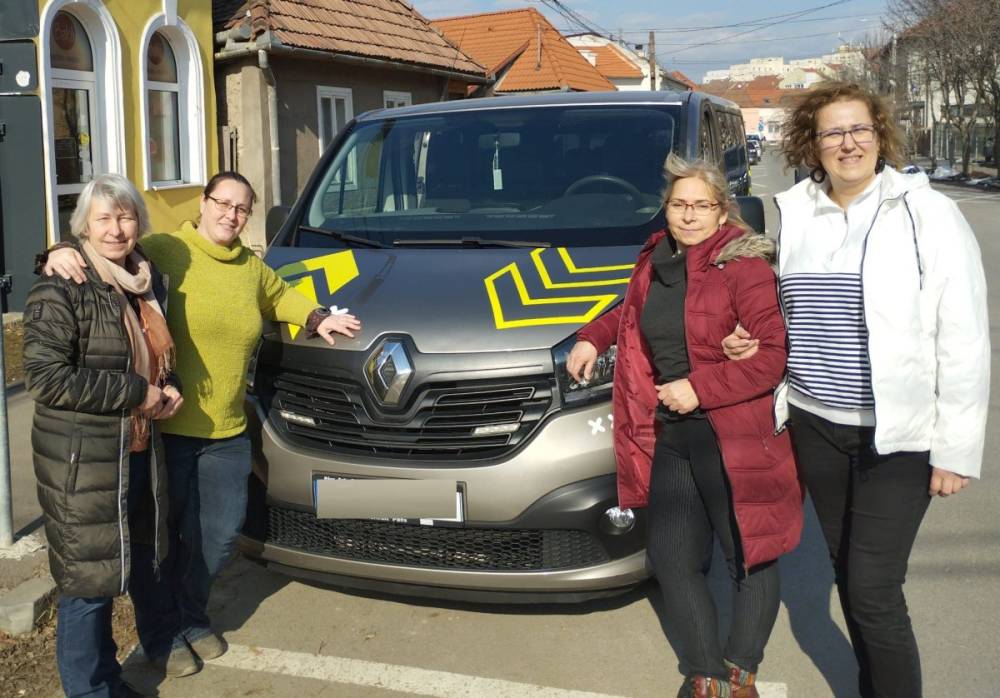 Kisbuszt vásárolt a HalVirág Bábszínház, új bemutatóra készül a társulat