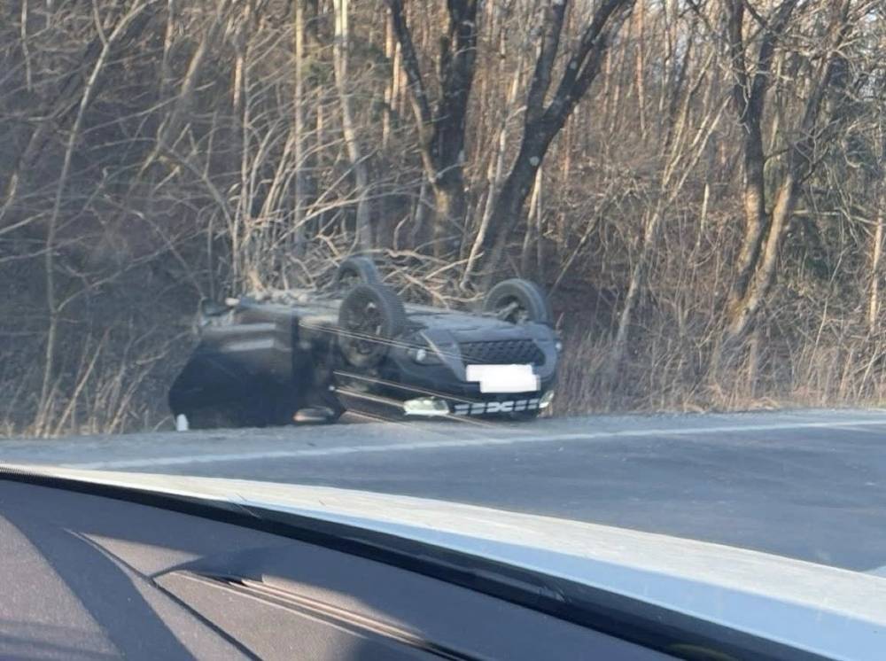 Két autó ütközött, egyik felborult