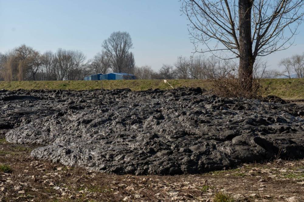 Iszaptenger a Maros-parti parkolóban – megnyugtató, hogy nem marad ott örökre
