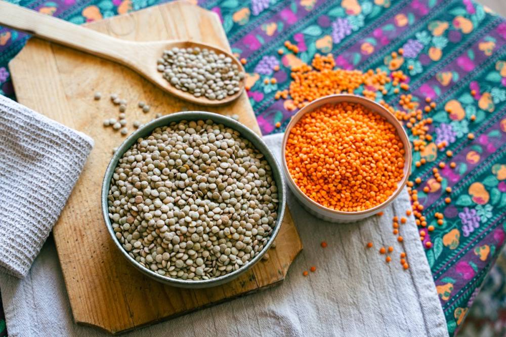 Böjtös és mindennapi ételek lencséből, amely a „szegények eledele” és a „bölcsek tápláléka”