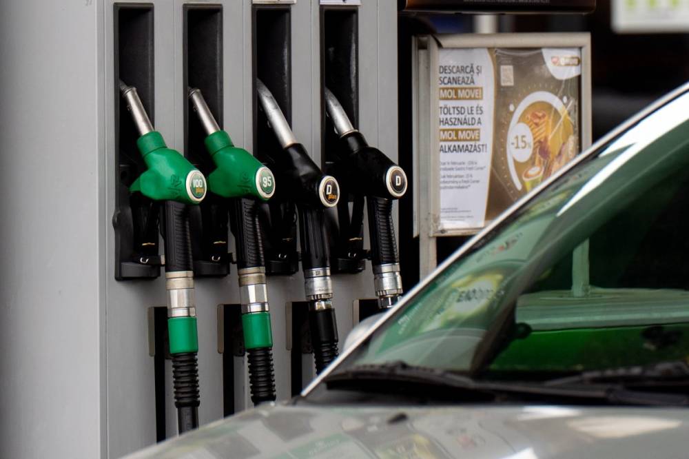 Kilőttek az olajárak hétfő reggelre, öt terv van a román asztalon, hogy ne érjük el literenként a 10 lejt