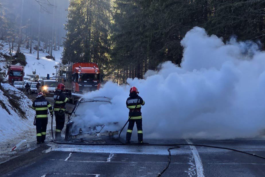 Kiégett egy autó az országúton Csíkszereda Udvarhely felőli bejáratánál – frissítve