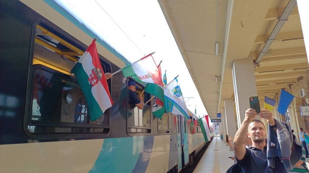 Márton Áron emlékére felmatricázott mozdony húzza idén az össznemzeti zarándokvonatot