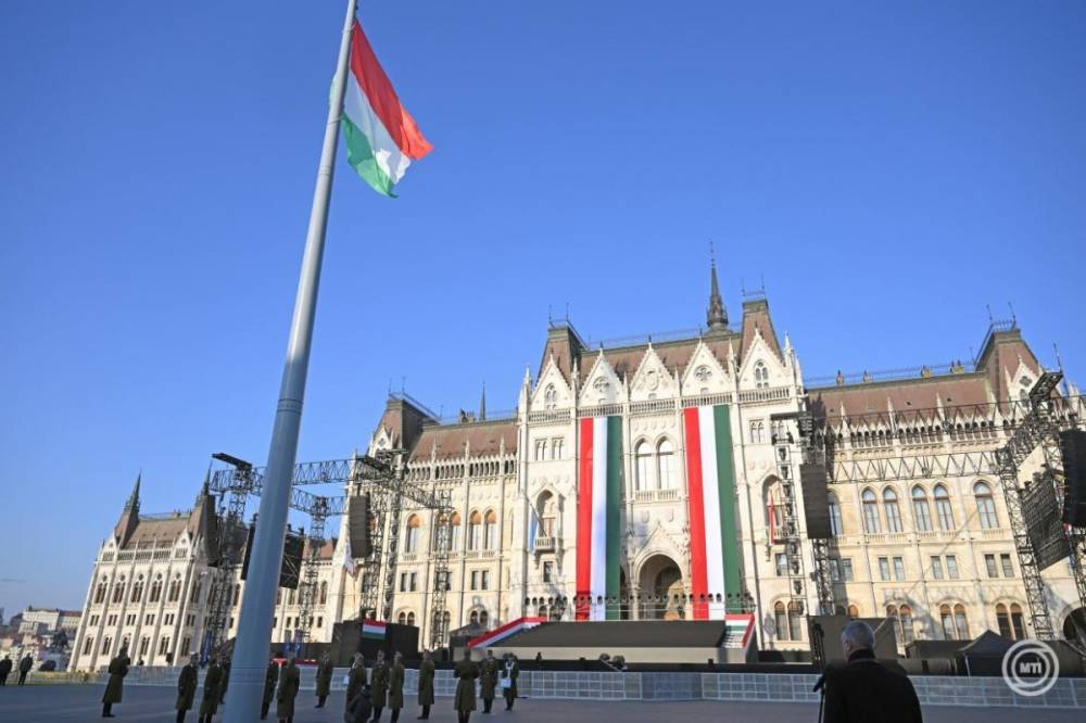 Felvonták a nemzeti lobogót az Országház előtt