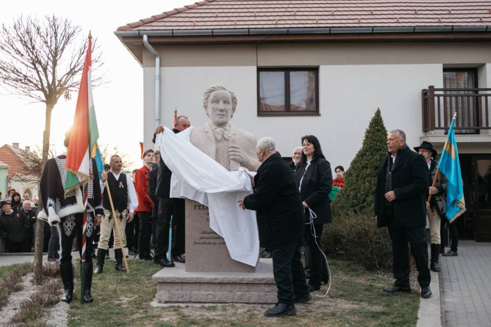 Feleki Miklós színművész, honvéd szobrát leplezték le Nagygalambfalván
