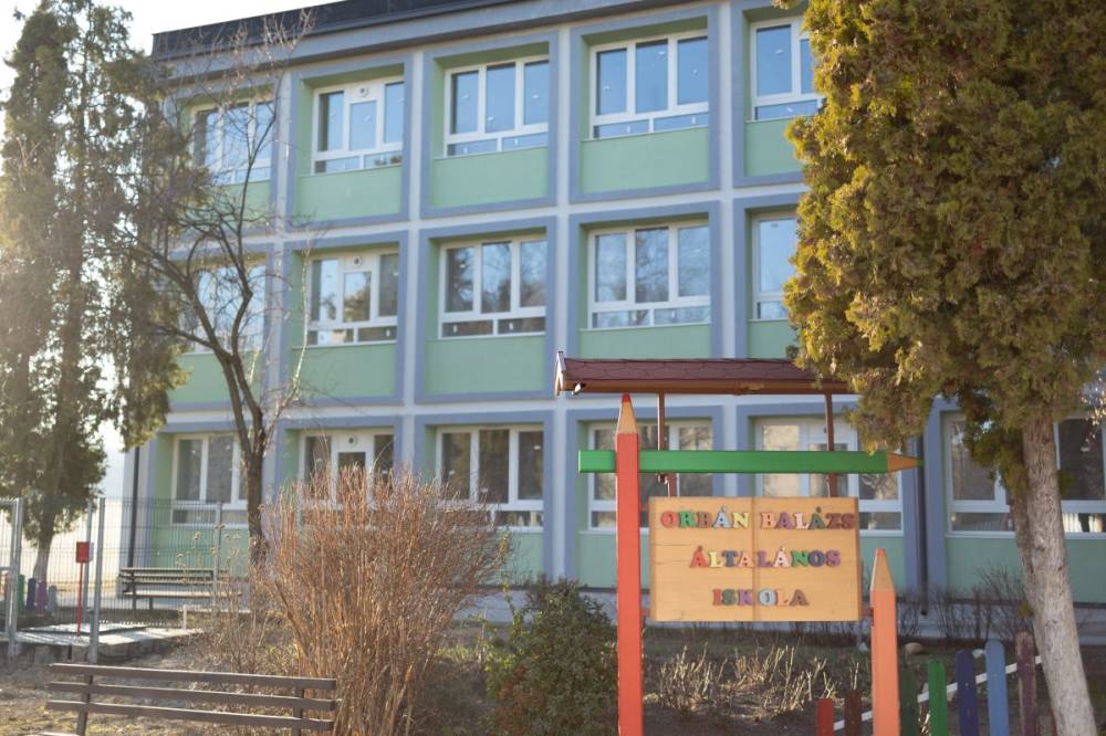 „Tetőzött” a baj a felújítás alatt álló Orbán Balázs Általános Iskolában