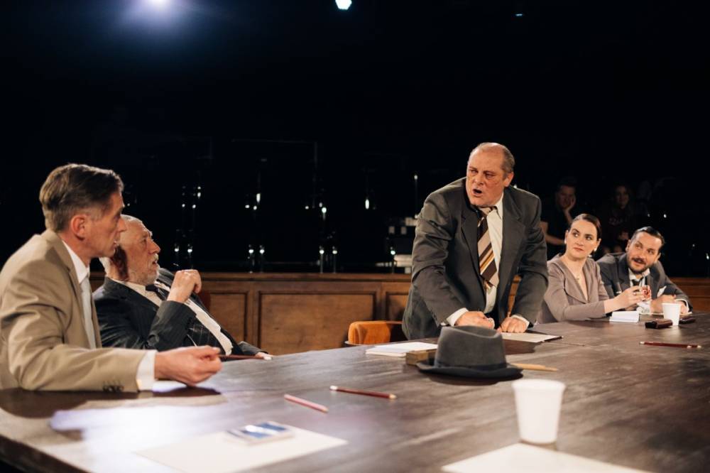 Ha tizenkét embert összezárnak