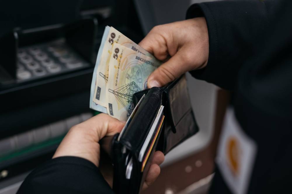 Kompromisszumot javasol az RMDSZ, két részletben jöhet a kisnyugdíjasok támogatása