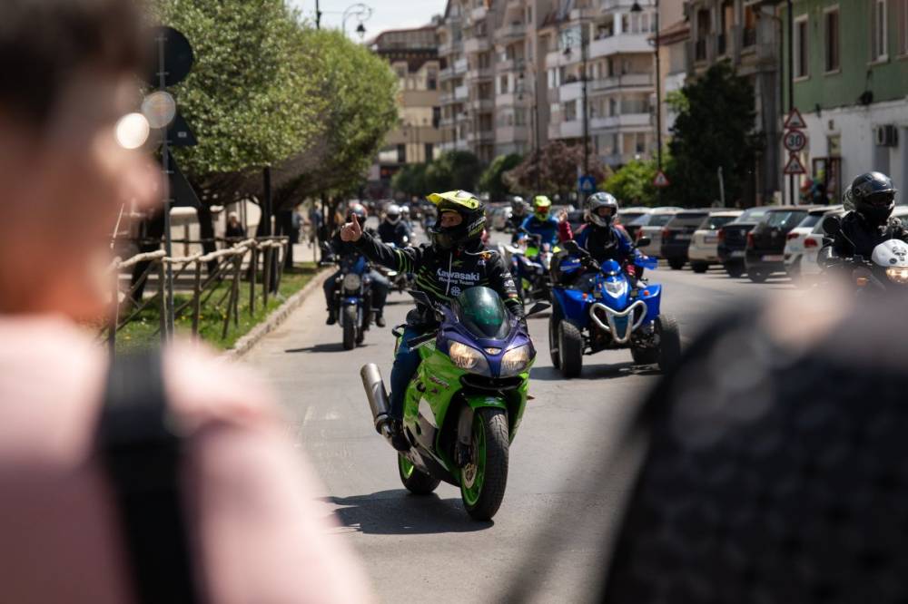 Akár a kocsisort is megelőzhetik a motorosok a villanyrendőröknél – a képviselőház asztalán a KRESZ-módosító javaslat