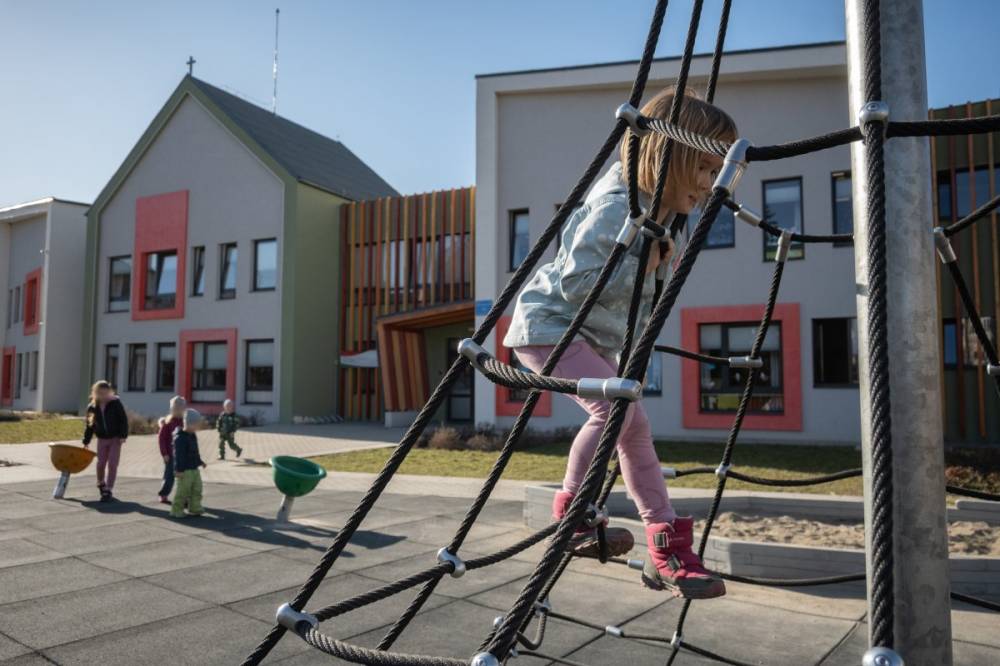 Több mint száz cölöpre építették a csíkszeredai Angyalkert napközit