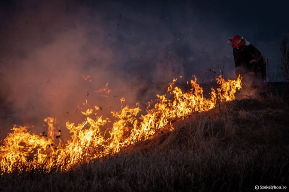 Mintegy 20 hektáron ég a száraz növényzet Galócáson