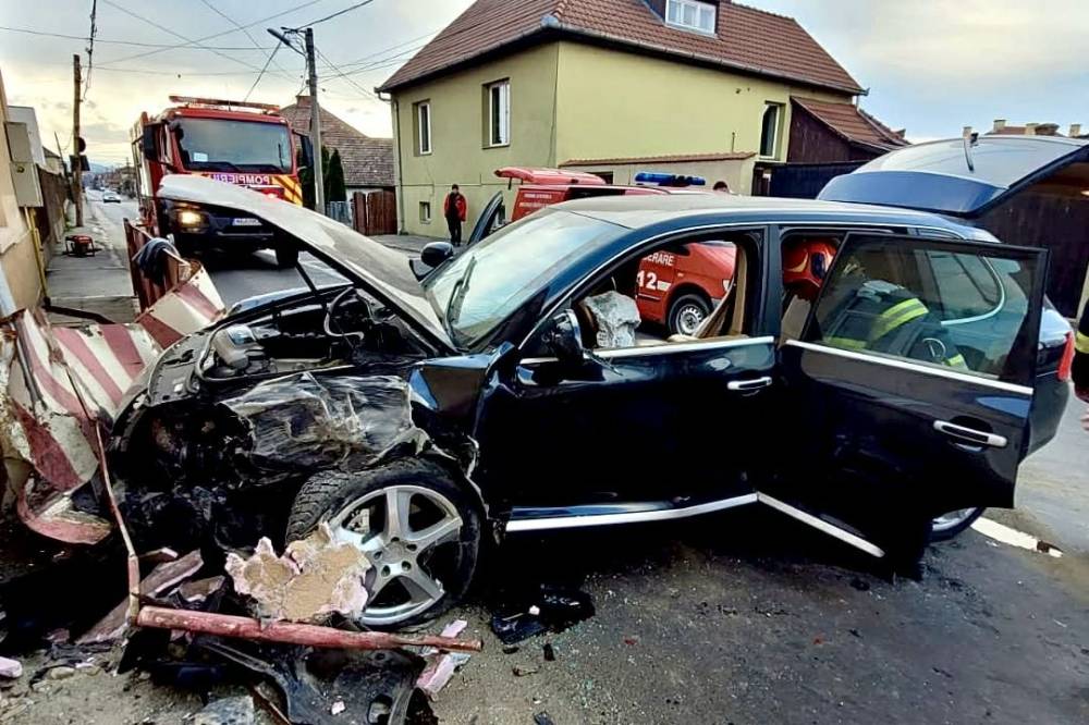 Épületnek csapódott egy autó Székelyudvarhelyen, a sofőrt eszméletlenül szállították kórházba