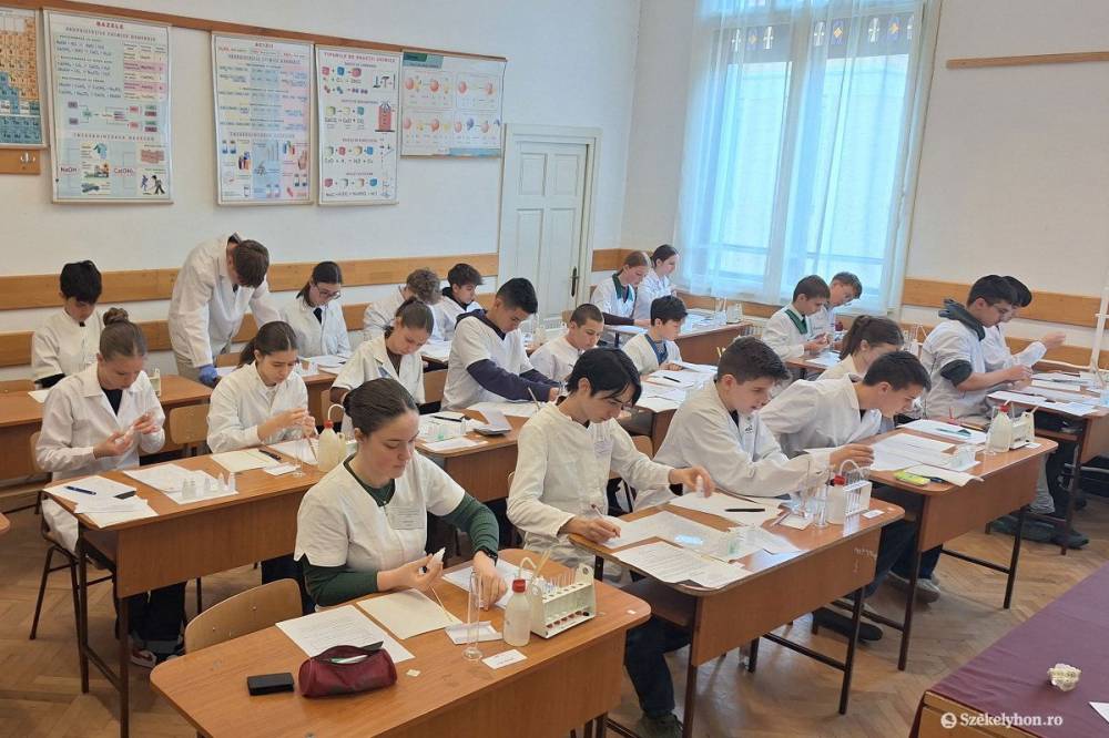 Több mint 300 diákból 26-an jutottak a kémiaverseny romániai döntőjébe
