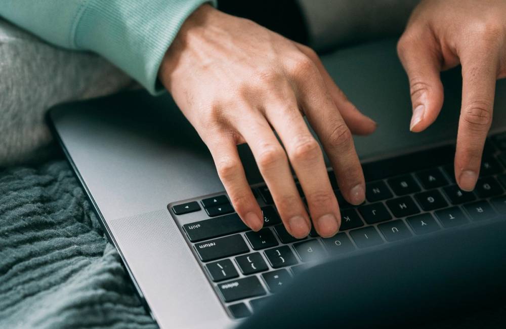 Virtuális rendőrökkel tesztelik a közönséget a közösségi médiában