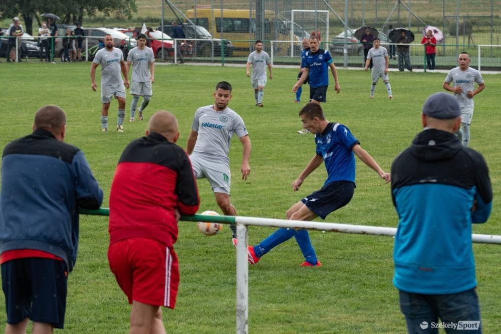 Ritka jelenet a megyei focibajnokságban, szurkolói busszal kísérik el a Szentegyházi Vasast