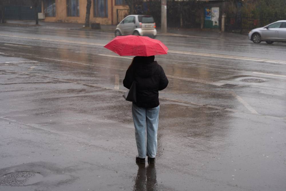 Több erdélyi megyében is kitart az esős időjárás, a hegyekben havazhat