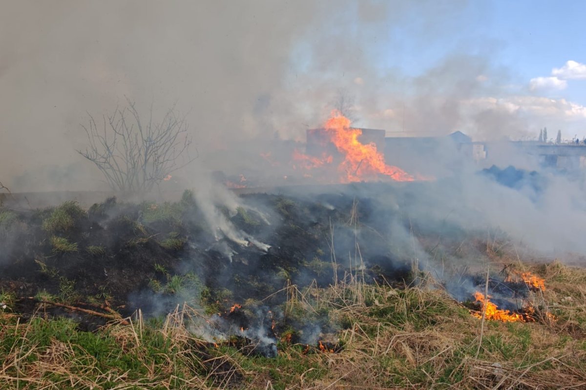 Súlyos bírság egy Maros megyei illegális hulladéklerakóban kiütött tűz miatt