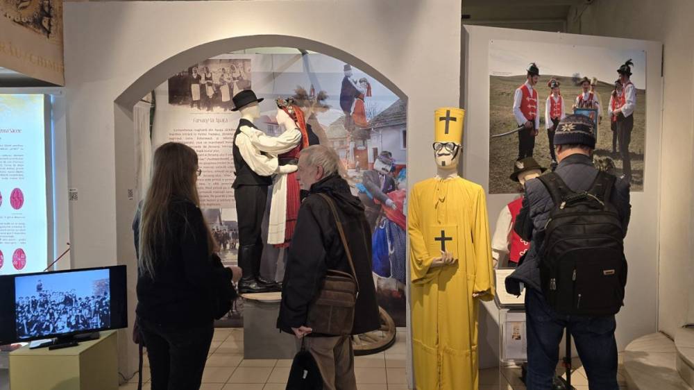 Farangtól húsvétig – magyar népszokásokról nyílt kiállítás Brassóban