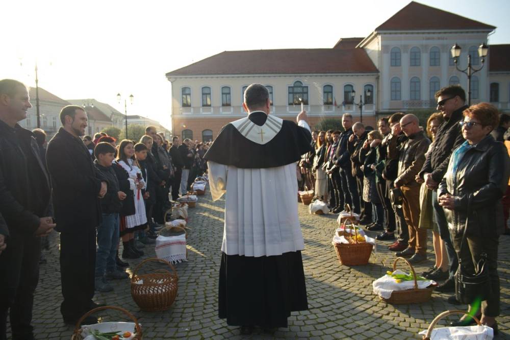 Húsvéti ételszentelés Sepsiszentgyörgy főterén