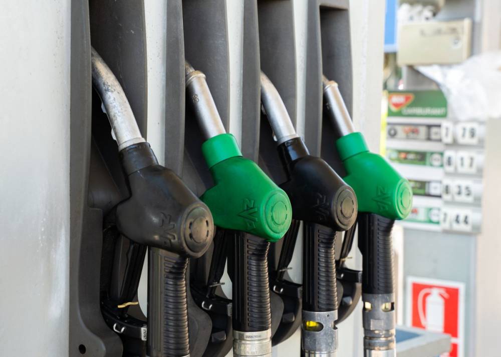 Ideiglenesen csökkenti a kormány a gázolaj jövedéki adóját, extraprofit-adót fizettetnek az olajipari vállalatokkal