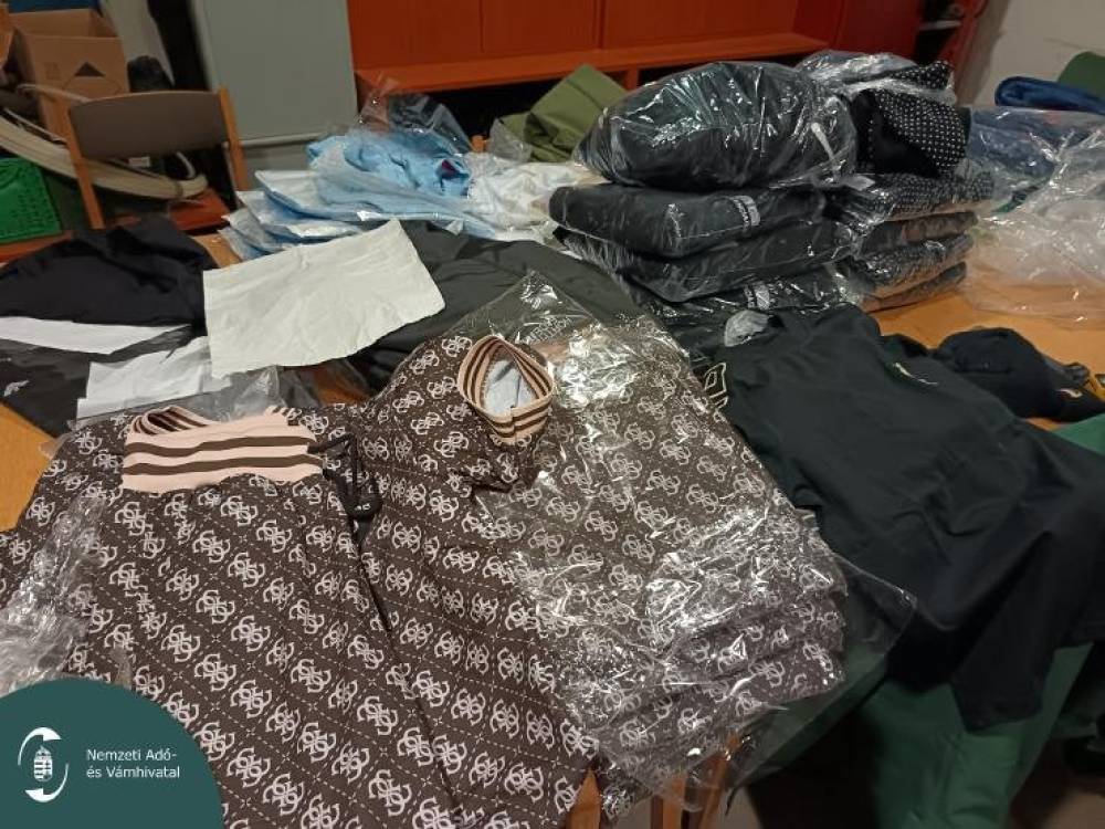 Csempészcigaretta, alkohol, hamis ruha is volt egy román kisbuszban, amelyet a NAV kapcsolt le