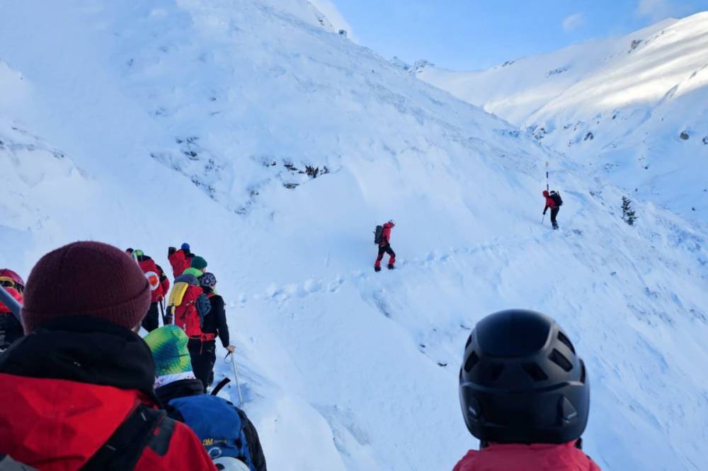 Mentőakció a Bucsecsben: lavinák miatt szorul a hegyimentők segítségére egy turista