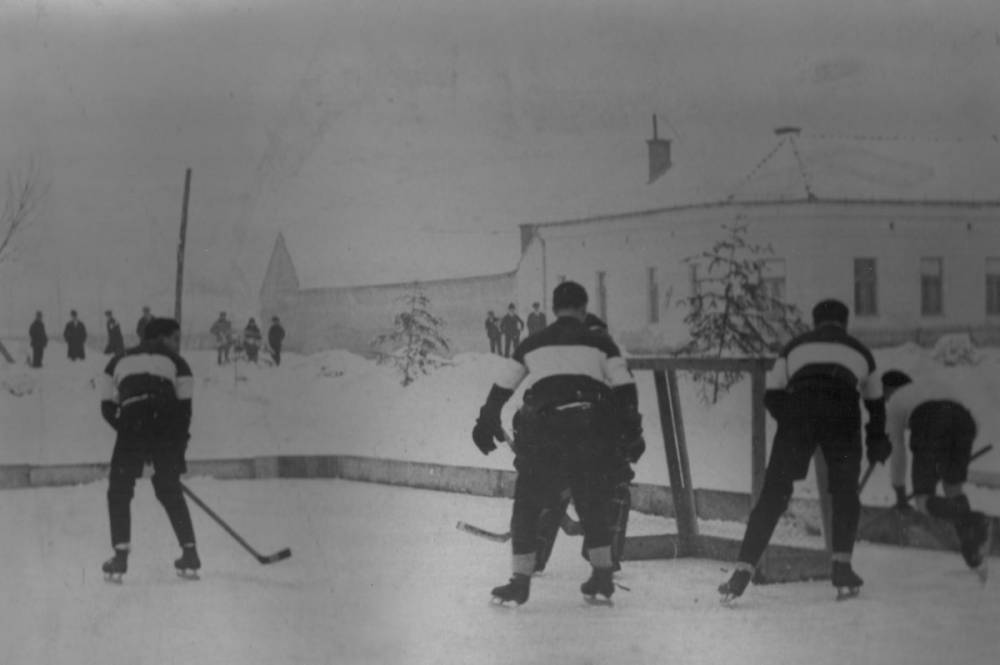 Időutazás a csíki hoki hőskorába: felvételek az első jégkorongmeccs 65. évfordulójáról (videóval)