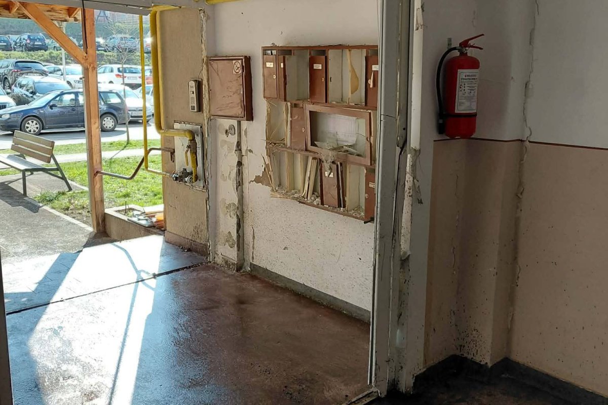 Lépcsőházba hajtott egy autós Csíkszeredában