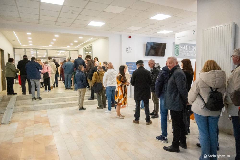 Csíkszeredában sorban állnak szavazni