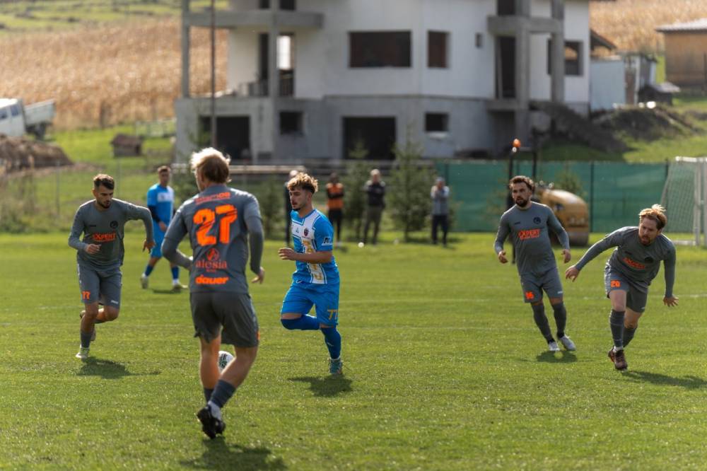 Pontokat hullajtott az üldöző, elhúzott az éllovas a Maros megyei focibajnokságban