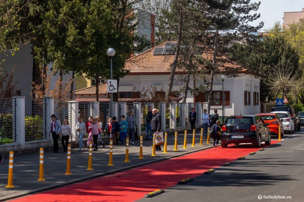 Puszi&Pá az iskola előtt – ezt a kezdeményezést minden iskola előtt bevezethetnék