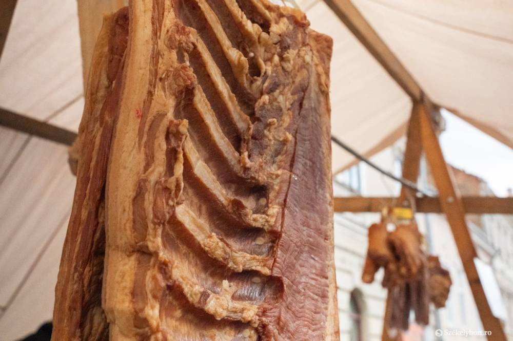 Nem számít, ha füstölt, de legyen jó sós – szalonnamustra kezdődött Csíkszeredában